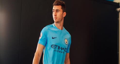 ثاني أغلى مدافع في العالم ينقذ نادي طفولته من الإفلاس